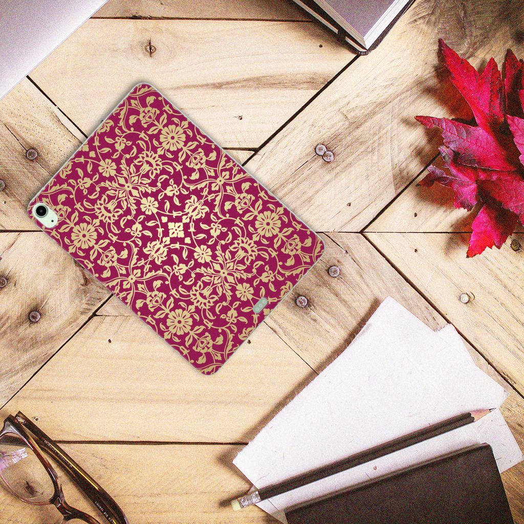 TPU Case iPad Air (2020/2022) 10.9 inch Barok Pink met een elegant bloemenpatroon op een houten bureau.