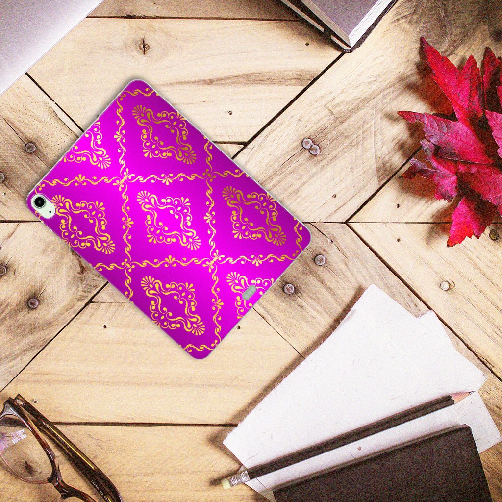 TPU Case iPad Air (2020/2022) 10.9 inch Barok Roze met een kleurrijk barok patroon op een houten tafel.