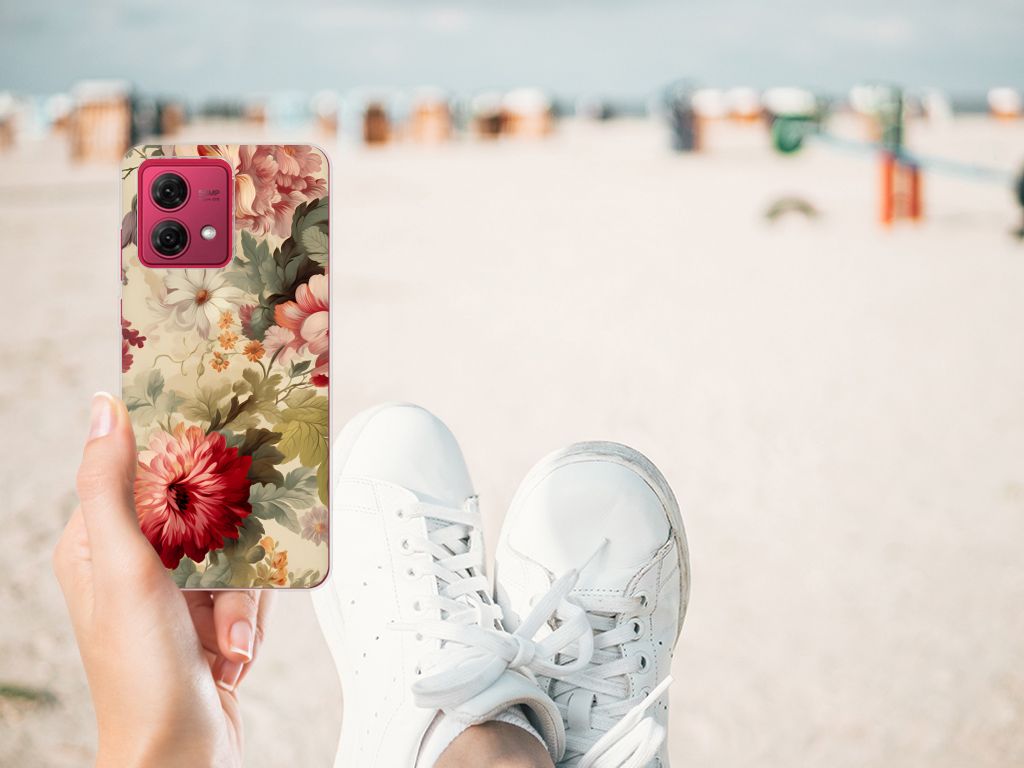 Motorola Moto G84 TPU Case Bloemen hand met sneakers strand