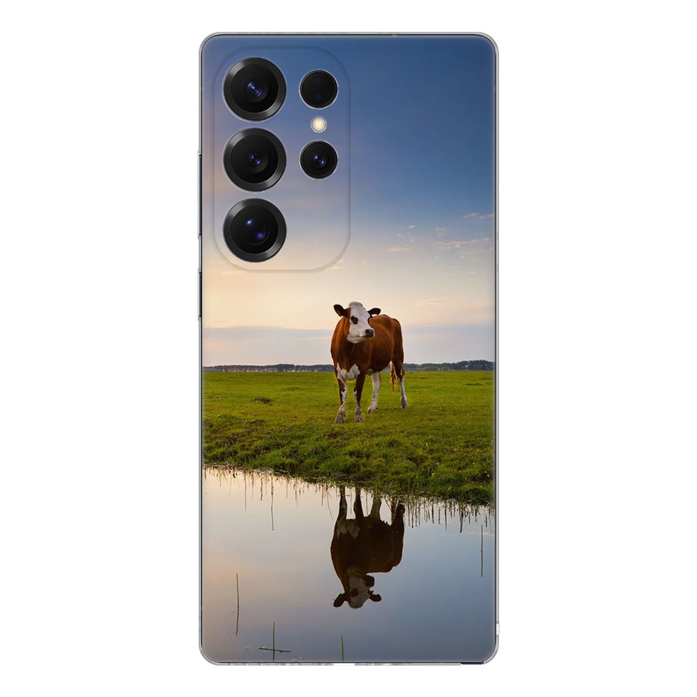 Samsung Galaxy S25 Ultra TPU Hoesje Koe Backcover achterzijde met koe reflectie in water