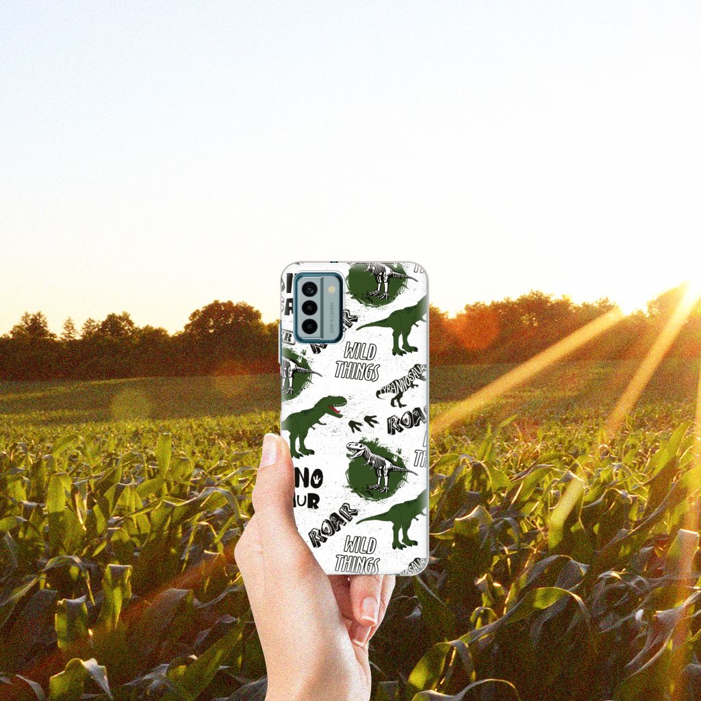 TPU Hoesje voor Nokia G22 Dinosaurus met dino's design in een veld, perfect als cadeau!