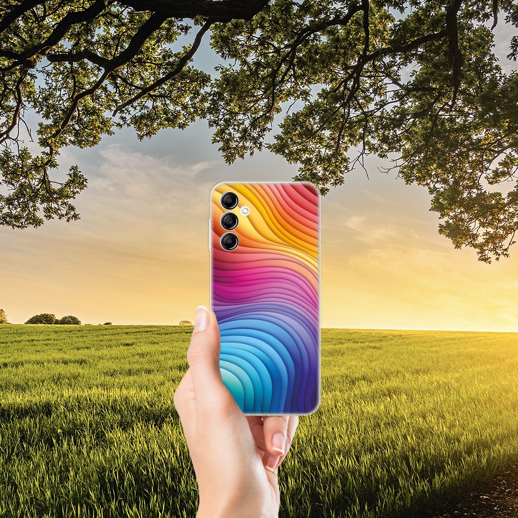 TPU Hoesje voor Samsung Galaxy A14 5G Regenboog met kleurrijk ontwerp in een natuurlijke omgeving.