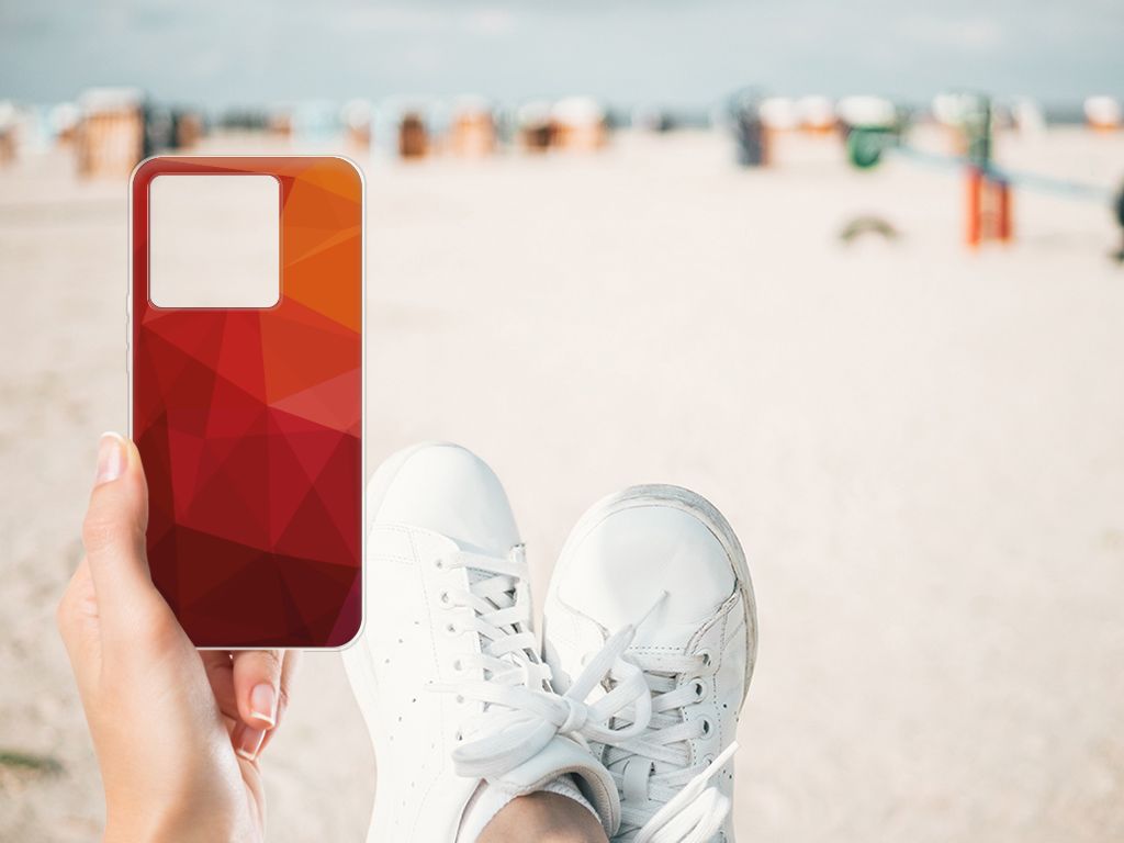 TPU Hoesje voor Xiaomi 13T Polygon Red in hand met sneakers op het strand, trendy en beschermend. đ