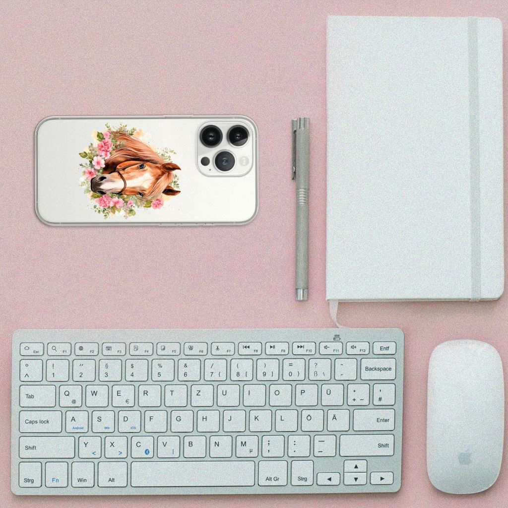 TPU Hoesje voor iPhone 13 Pro Max Paard met bloemen design, boven een bureau met toetsenbord en notitieboek.