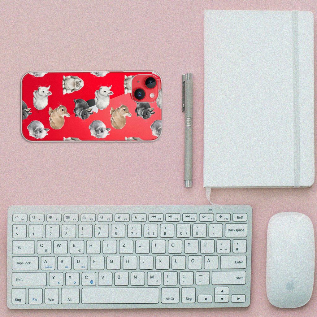 TPU Hoesje voor iPhone 14 Plus Konijntjes op een roze achtergrond met een toetsenbord en notitieboek.