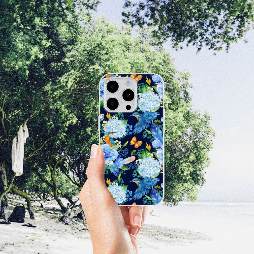 TPU Hoesje voor iPhone 15 Pro Max IJsvogel met bloemen en vlinders op een zonnige achtergrond.