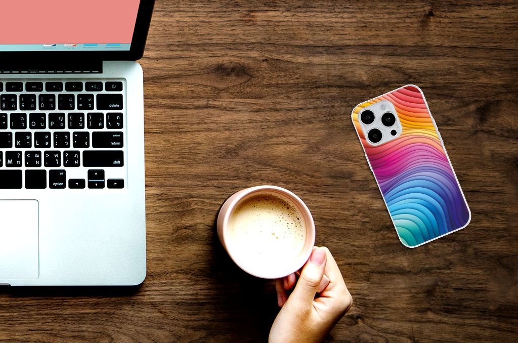 TPU Hoesje voor iPhone 15 Pro Regenboog op een houten bureau met laptop en koffie â.