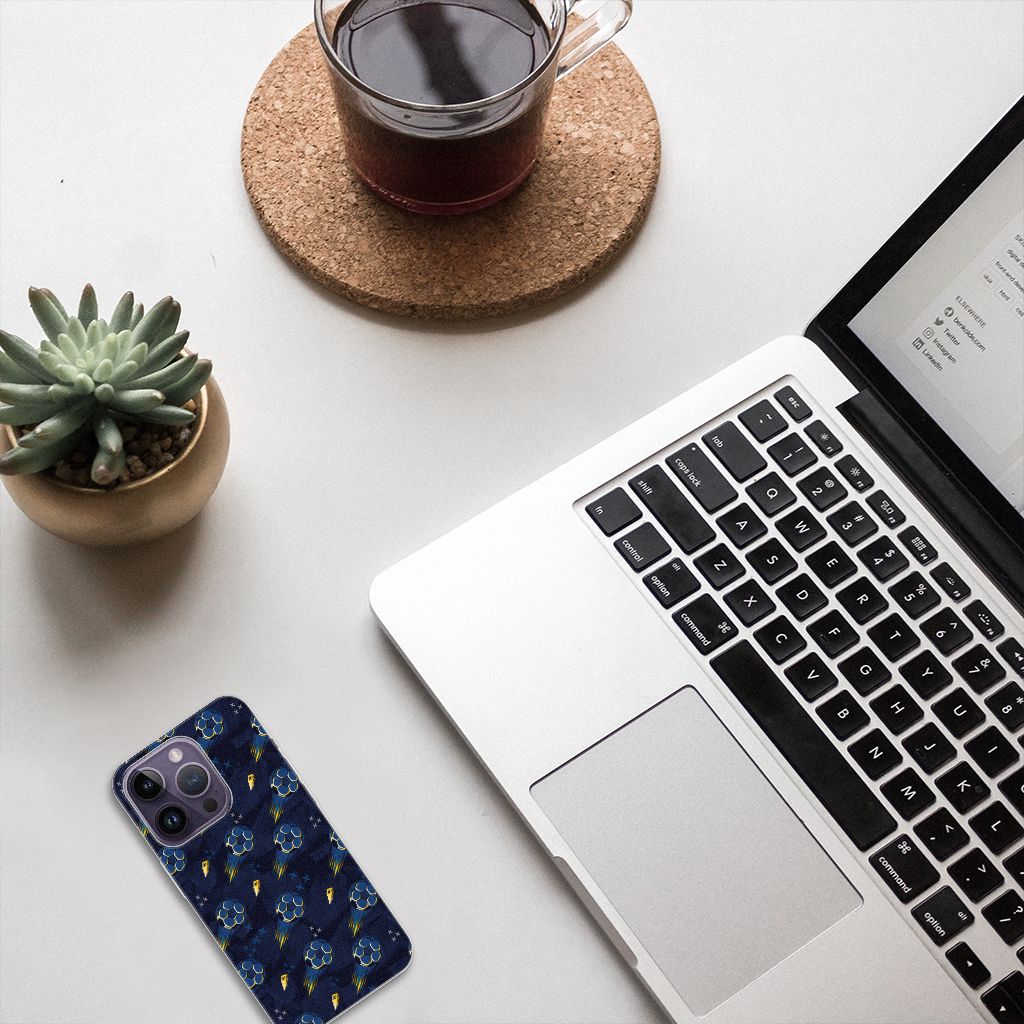TPU bumper voor Apple iPhone 14 Pro Voetbal op bureau met laptop en plant
