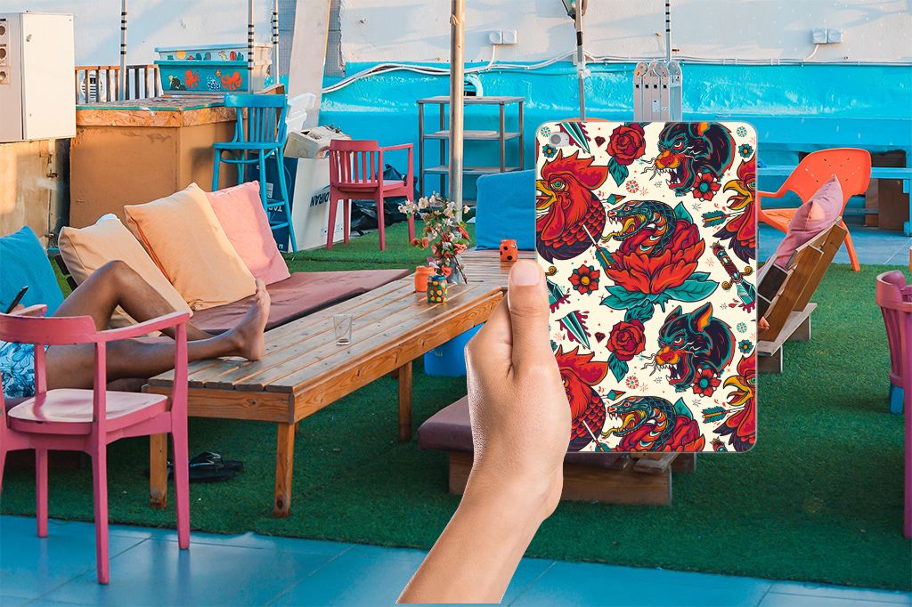 Tablet Backcover met foto voor Apple iPad Mini 4 | Mini 5 (2019) Old Skool met kleurrijk bloemenontwerp in een hippe loungeomgeving.