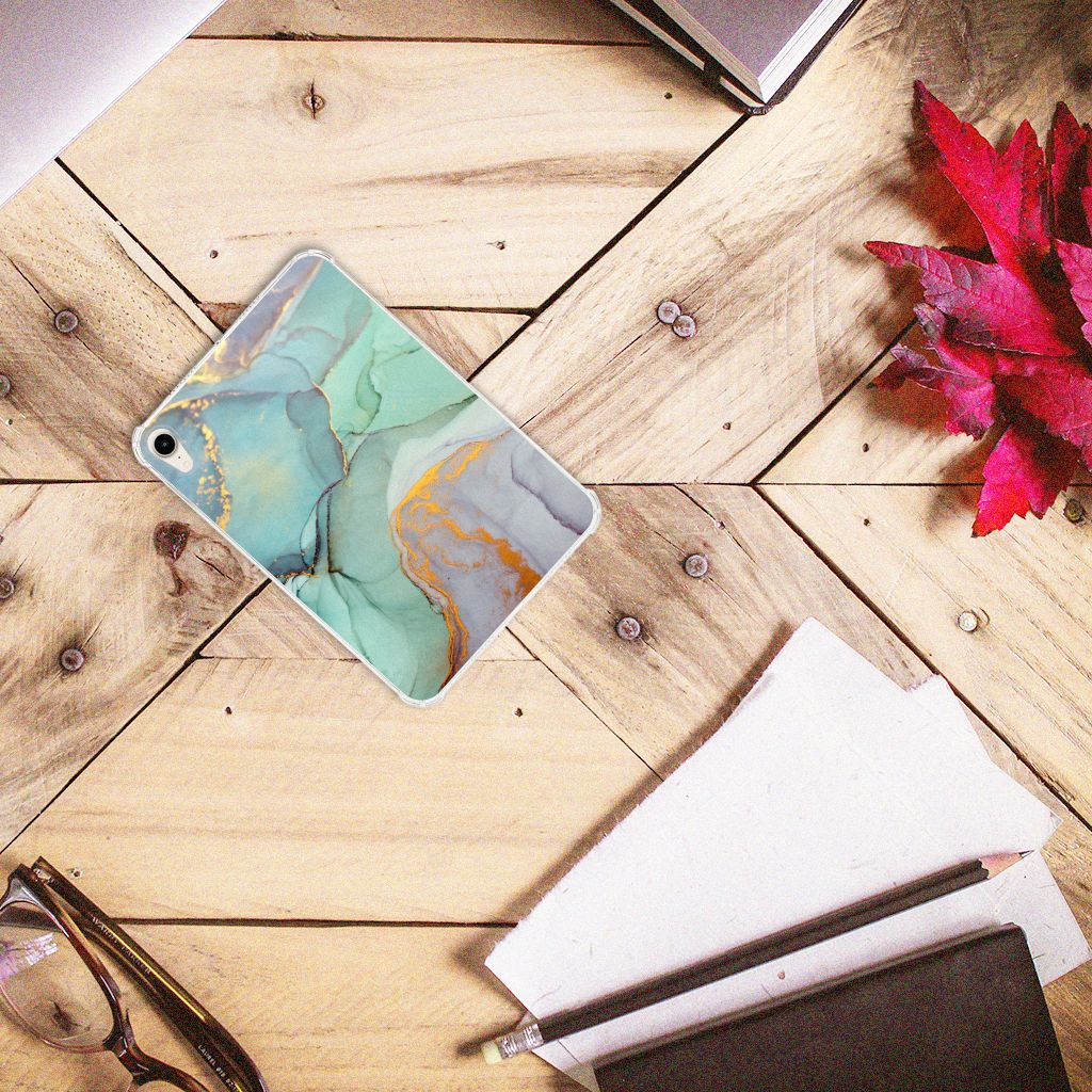 Tablethoes voor Apple iPad mini 6 (2021) Watercolor Mix met een prachtig marmerdesign op een houten tafel.