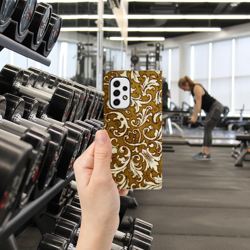 Samsung Galaxy A23 Telefoon Hoesje Barok Goud achterkant in fitnessruimte