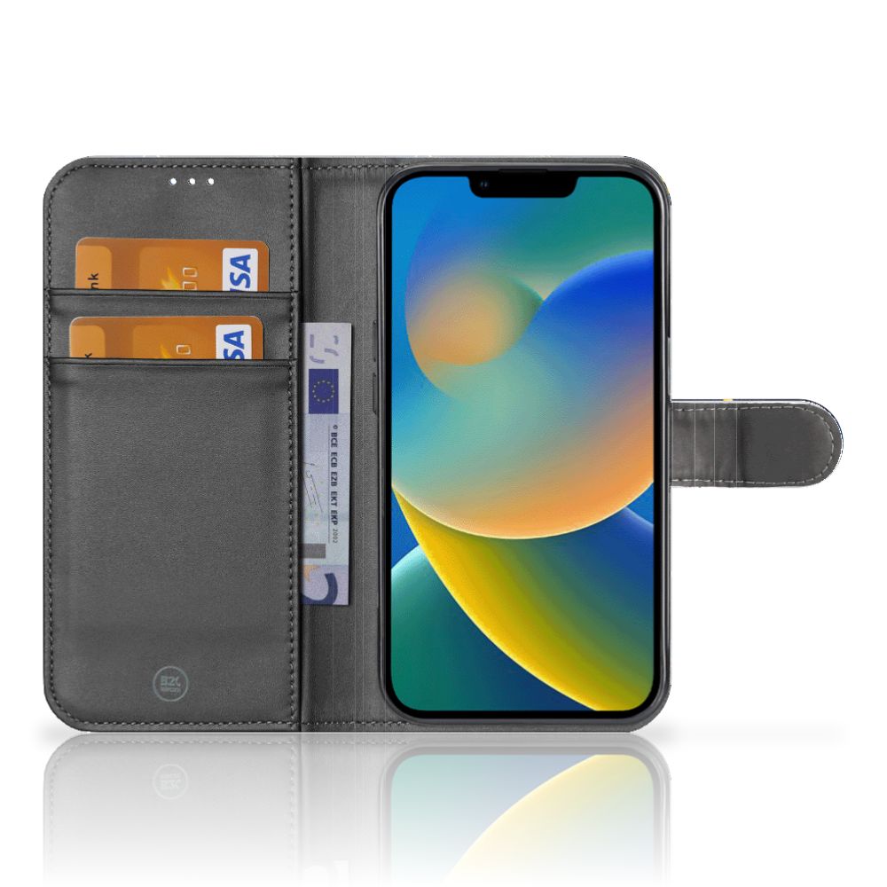 Telefoon Hoesje voor iPhone 14 Plus Voetbal met ruimte voor kaarten en een strakke afwerking.