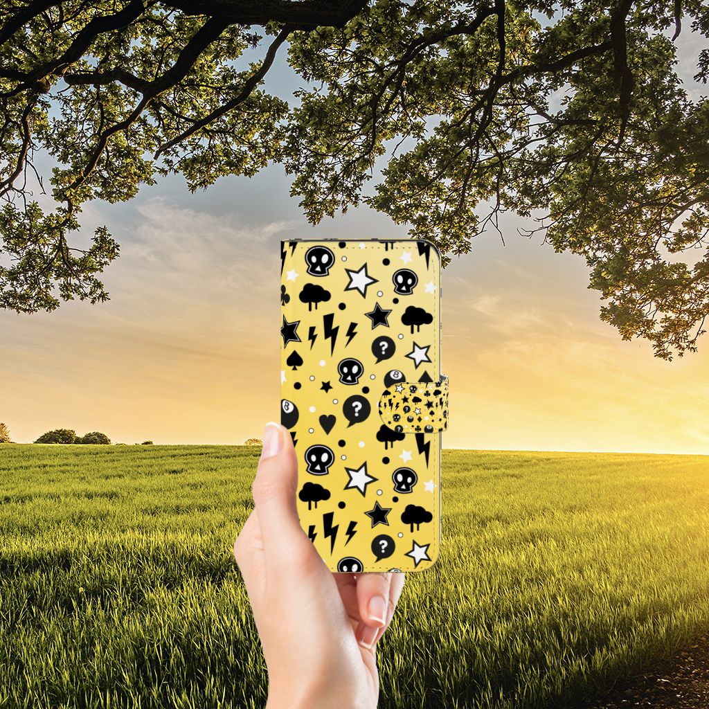 Telefoonhoesje met Naam Samsung Galaxy M14 Punk Geel, uniek design met skulls đ en sterren op een heldergele achtergrond.