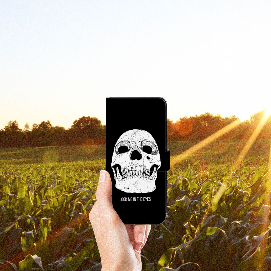 Samsung Galaxy M53 Telefoonhoesje met Naam Skull Eyes zijaanzicht in hand op veld