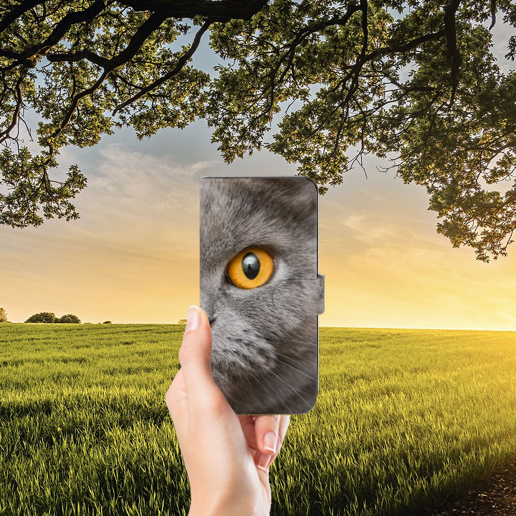 Telefoonhoesje met Pasjes OPPO Reno8 T 5G Britse Korthaar met kattenoog in een hand, staande in het veld.