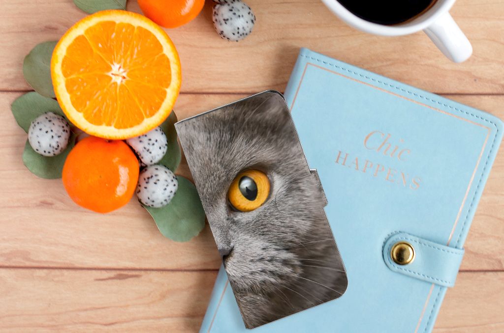 Telefoonhoesje met Pasjes Xiaomi 13 Britse Korthaar met een grijze kattenoog op een houten tafel.