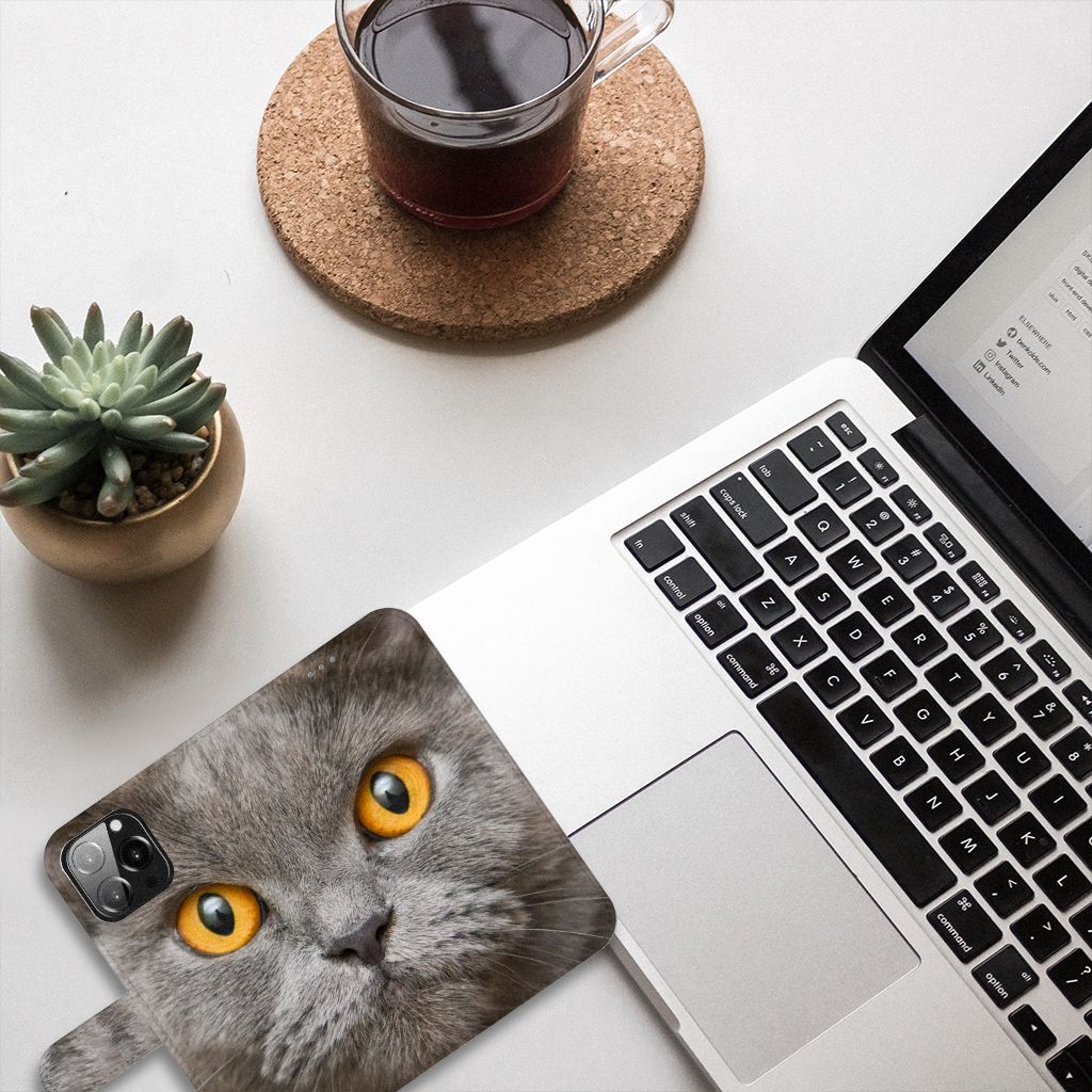 Telefoonhoesje met Pasjes iPhone 13 Pro Max Britse Korthaar kat grijze kop bovenop laptop