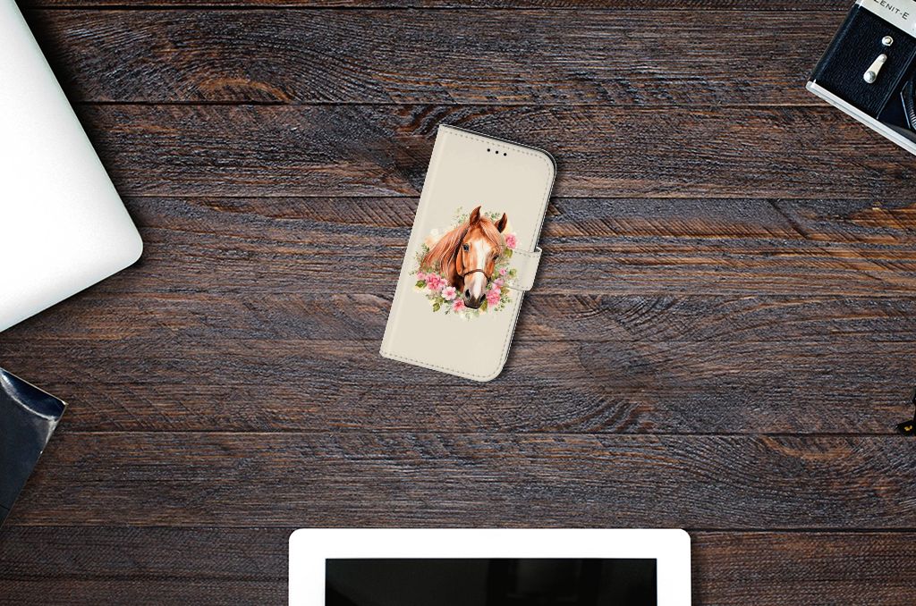 Telefoonhoesje met Pasjes voor Apple iPhone 13 Paard met een prachtig paardenontwerp en bloemen.