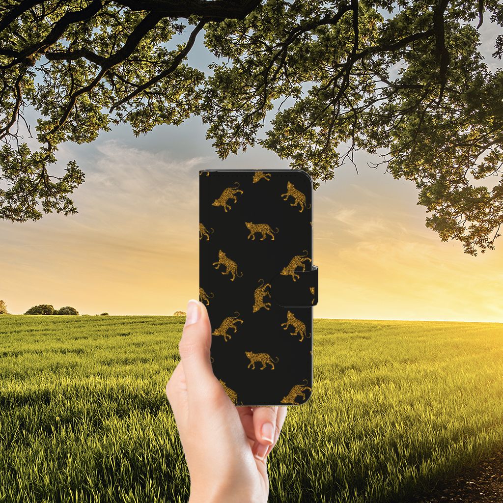 Samsung Galaxy M14 Telefoonhoesje met Pasjes Leopards hand aanzicht