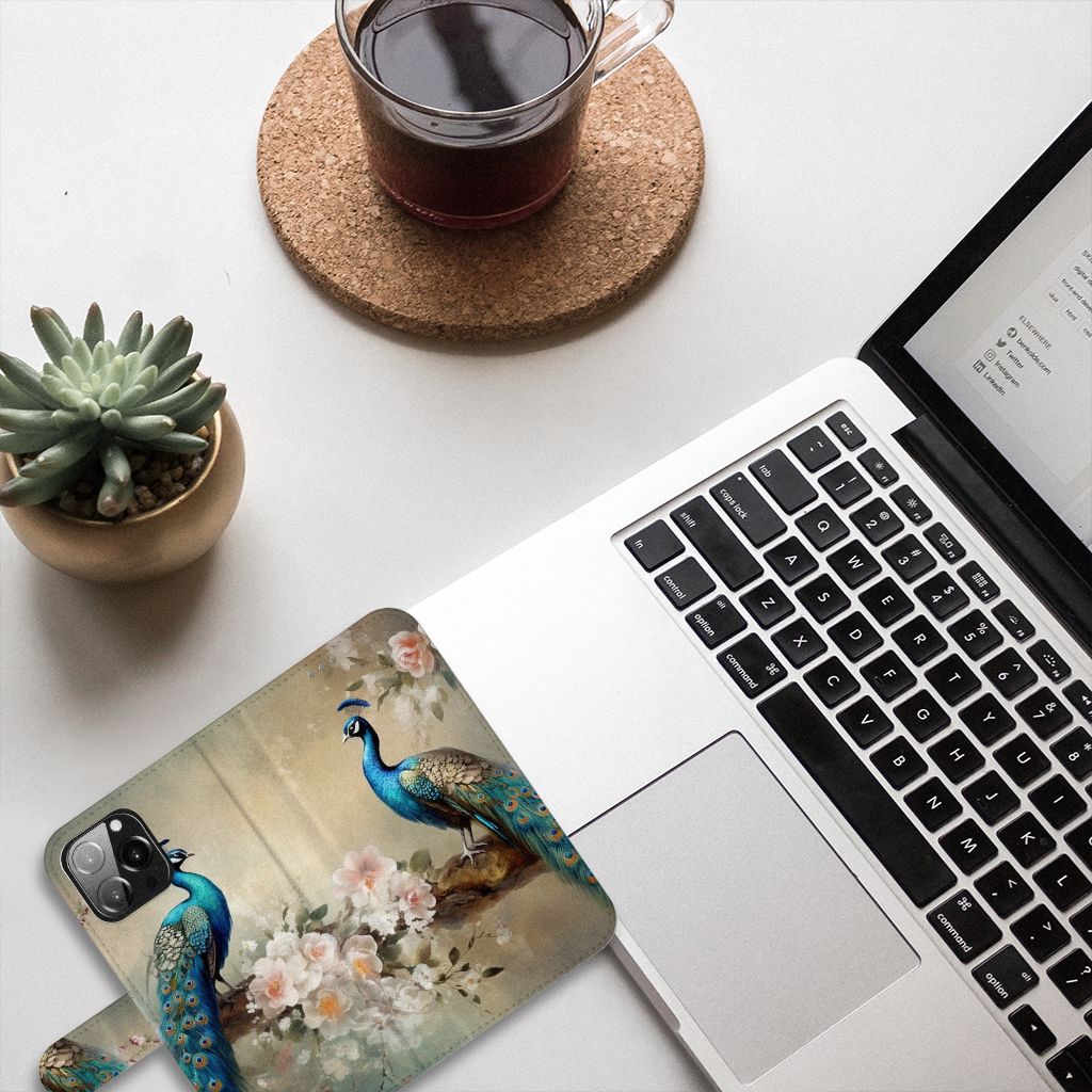 Telefoonhoesje met Pasjes voor iPhone 13 Pro Max Vintage Pauwen op bureau met laptop en planten.