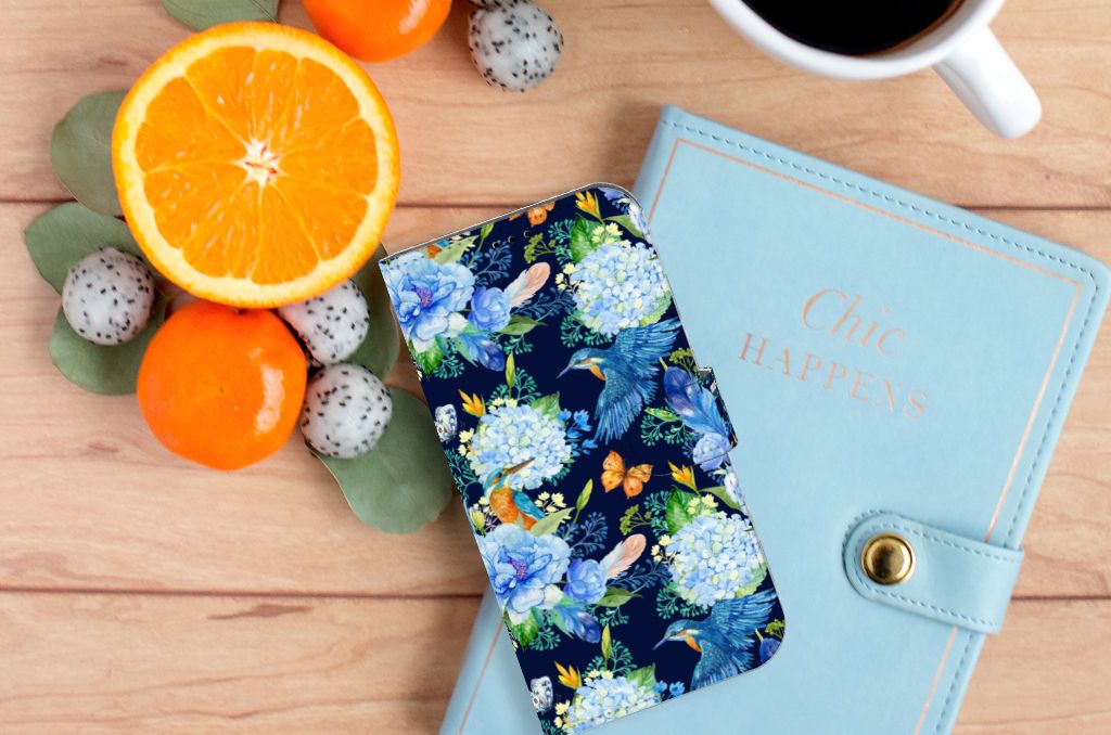 Telefoonhoesje met Pasjes voor iPhone 14 Plus IJsvogel tussen fruit en een notitieboek.