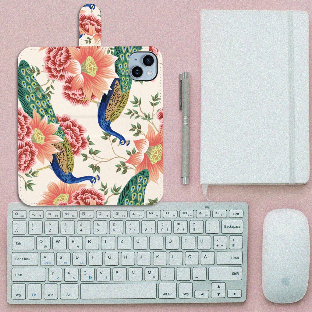 Telefoonhoesje met Pasjes voor iPhone 15 Plus Pink Peacock met pauwen en bloemen op een bureau.