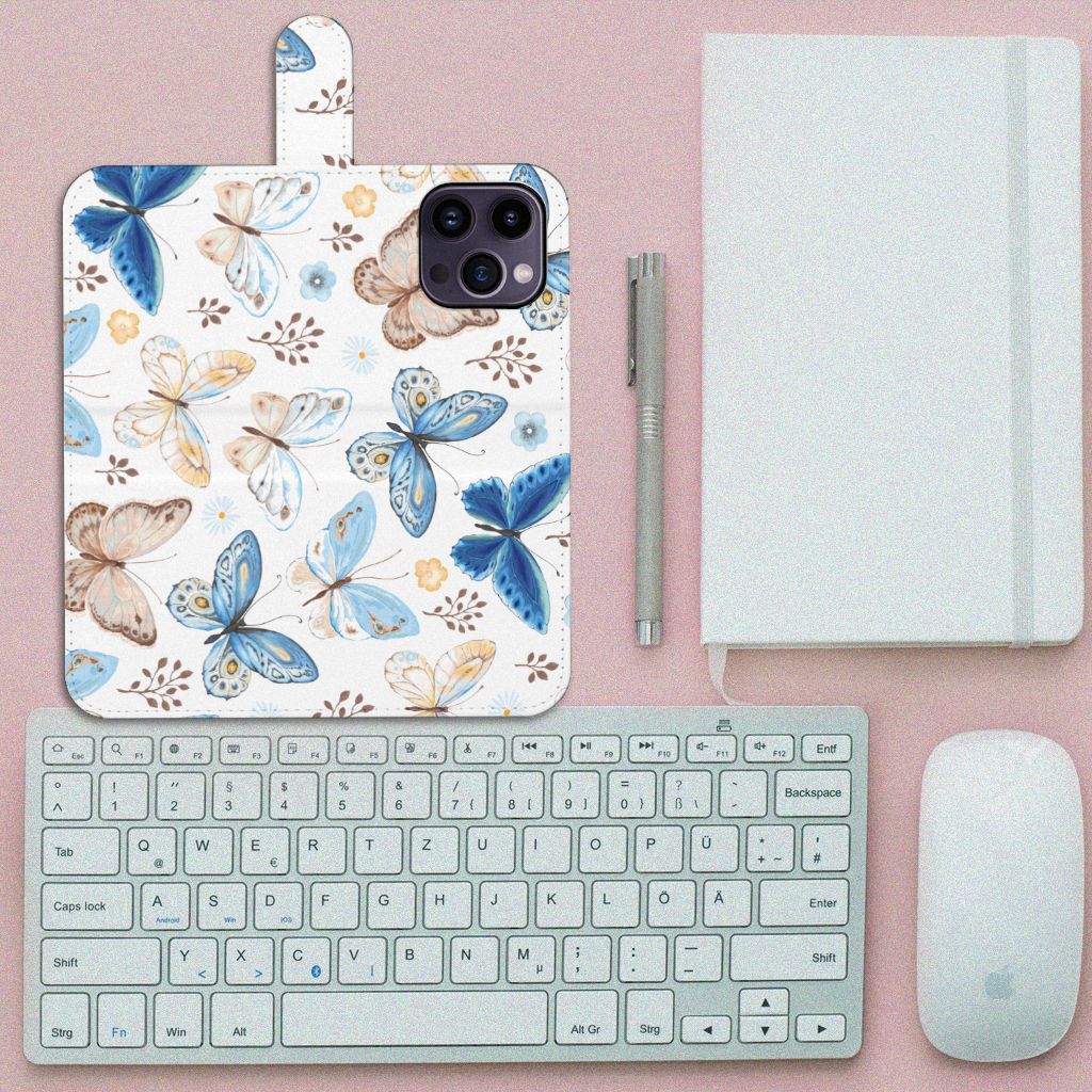 Telefoonhoesje met Pasjes voor iPhone 15 Pro Max Vlinder op bureau met toetsenbord en notitieboek.