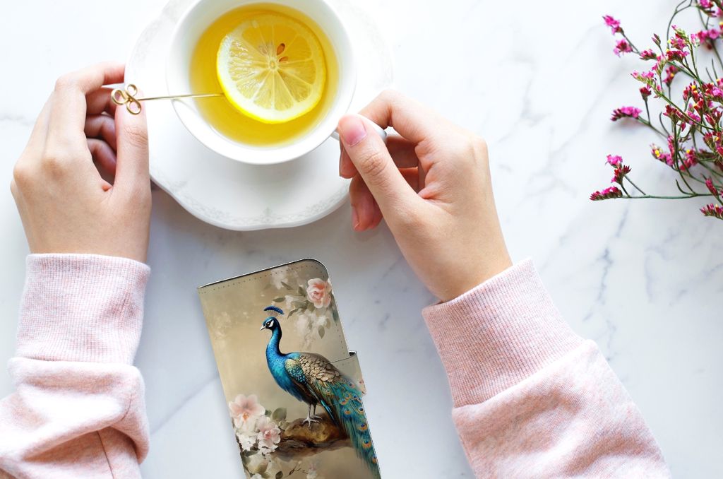 Telefoonhoesje met Pasjes voor iPhone 15 Vintage Pauwen met elegante pauwen op een stijlvolle achtergrond.