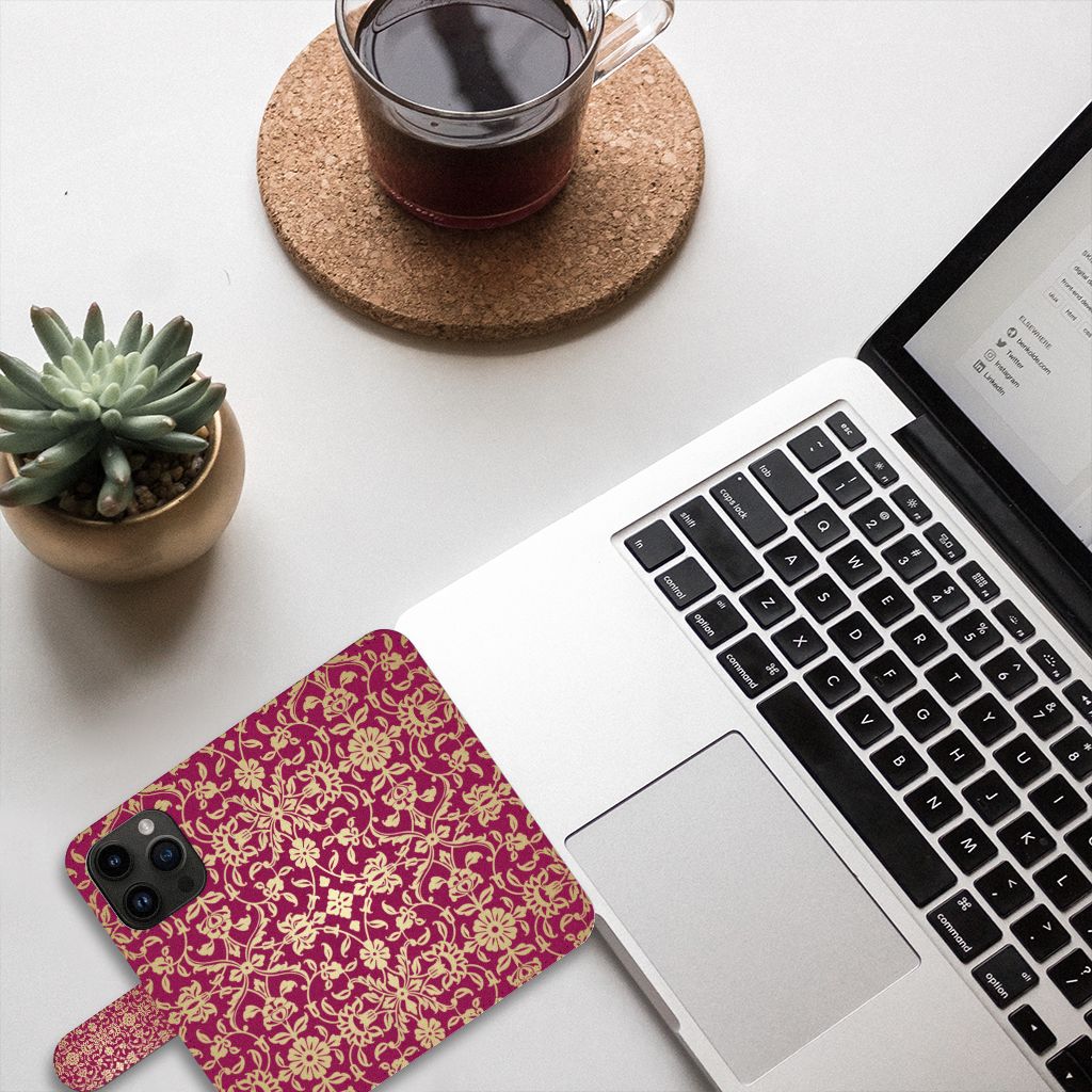 Apple iPhone 15 Pro Wallet Case Barok Pink bovenaanzicht laptop koffie plant
