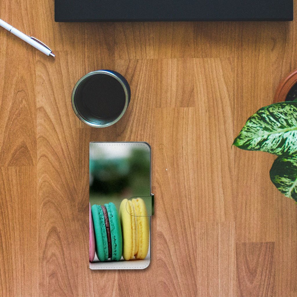 Xiaomi 13 Lite Book Cover Macarons met kleurrijke macarons op een houten tafel voor stijl en gebruiksgemak. đ
