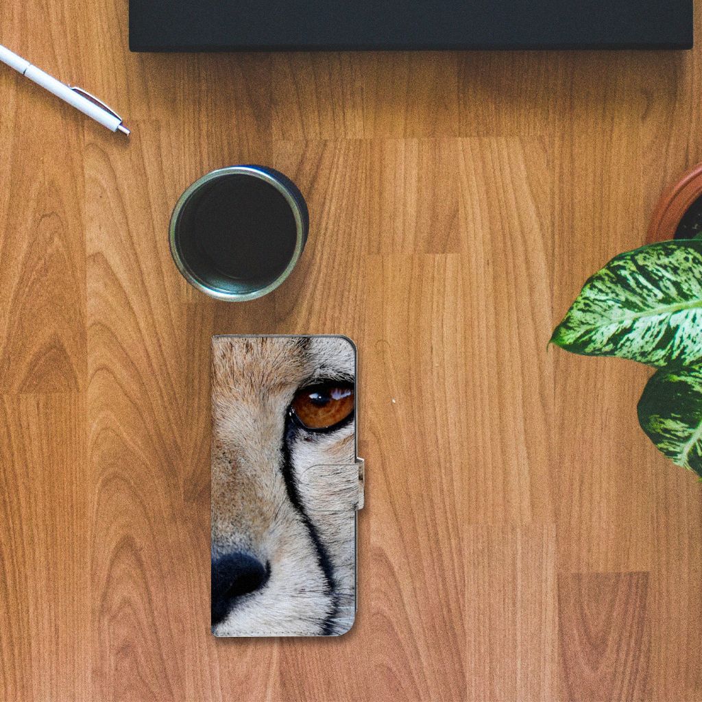 Xiaomi 13 Lite Telefoonhoesje met Pasjes Cheetah close-up van cheeta oog op houten tafel met plant en koffie