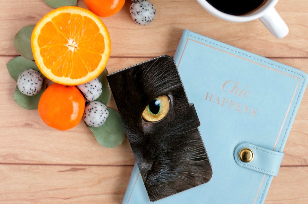 Xiaomi 13 Telefoonhoesje met Pasjes Zwarte Kat design kattenoog aanzicht