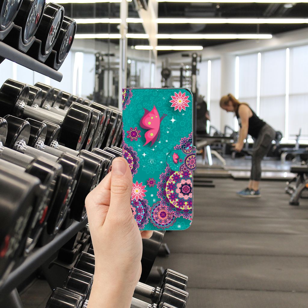 Xiaomi Poco F5 Hoesje Cirkels en Vlinders met kleurrijke design in een sportschool omgeving.