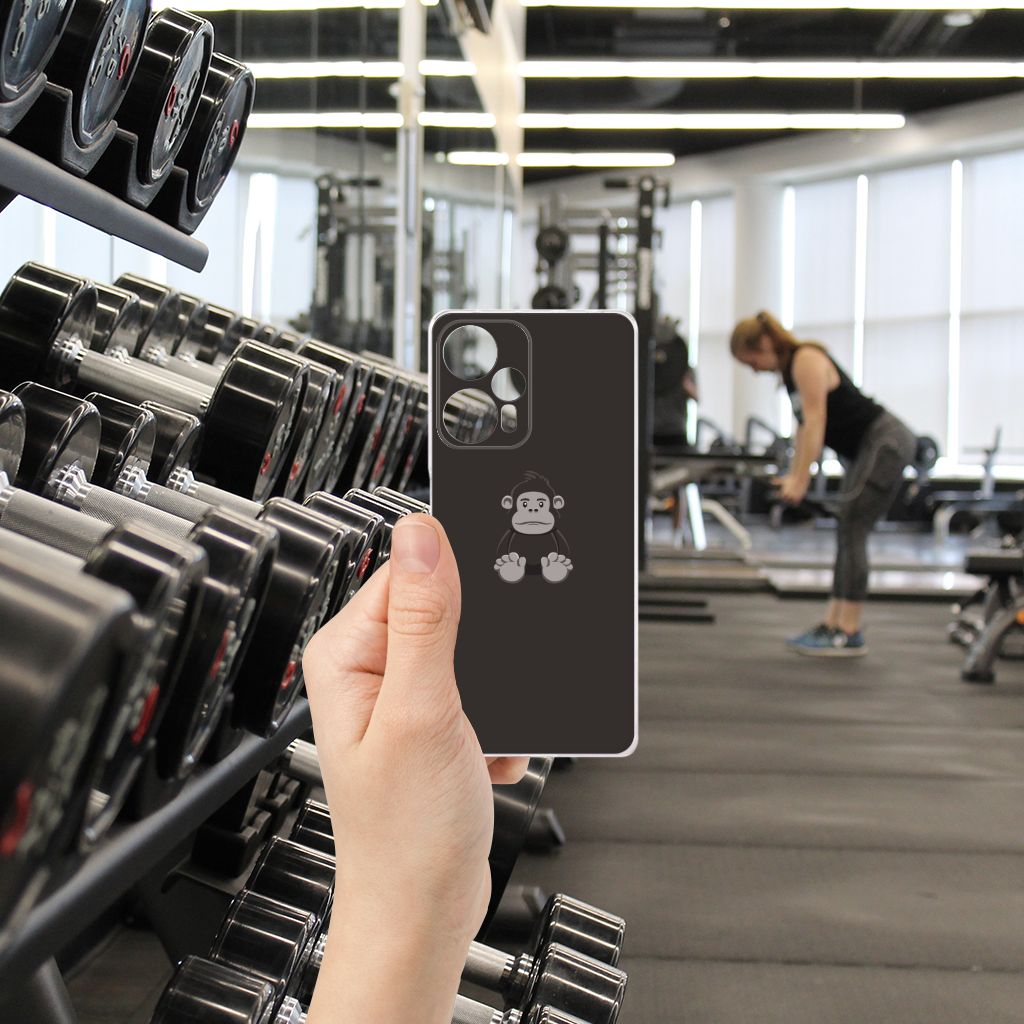 Xiaomi Poco F5 Telefoonhoesje met Naam Gorilla in gebruik tijdens workout, stijlvolle uitstraling en goede bescherming.