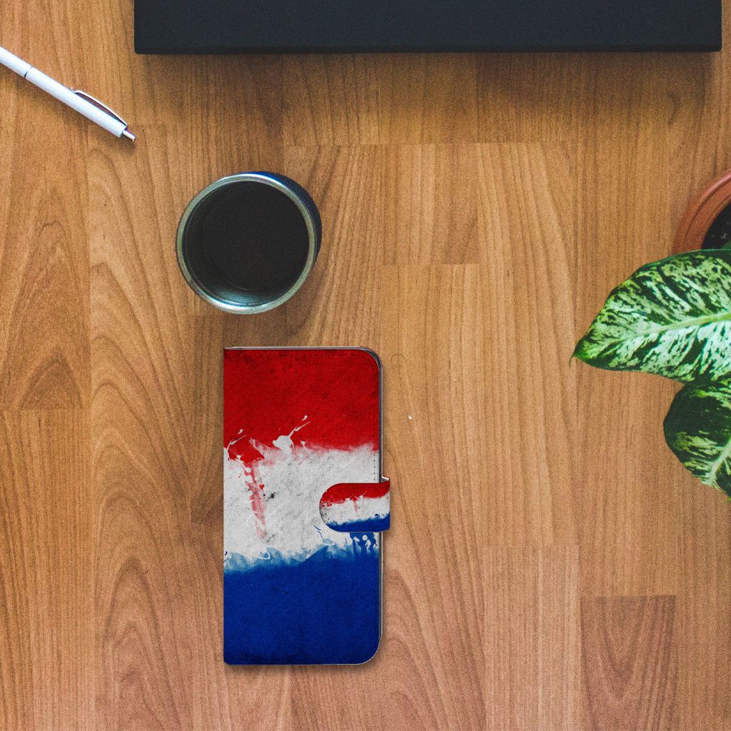 Xiaomi Poco X5 Pro | Note 12 Pro 5G Bookstyle Case Nederland met Nederlandse vlag design op een houten tafel.