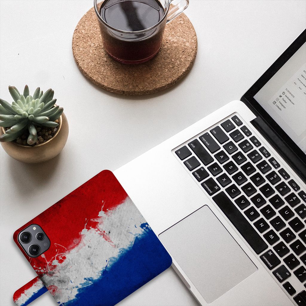 Xiaomi Redmi 12 Bookstyle Case Nederland met design van de Nederlandse vlag op een bureau met laptop en koffie.