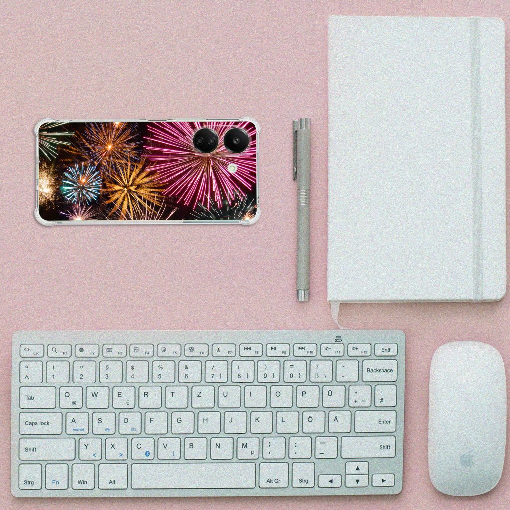 Xiaomi Redmi 13C 4G Anti Shock Bumper Case Vuurwerk op een bureau met toetsenbord, pen en notitieboekje.