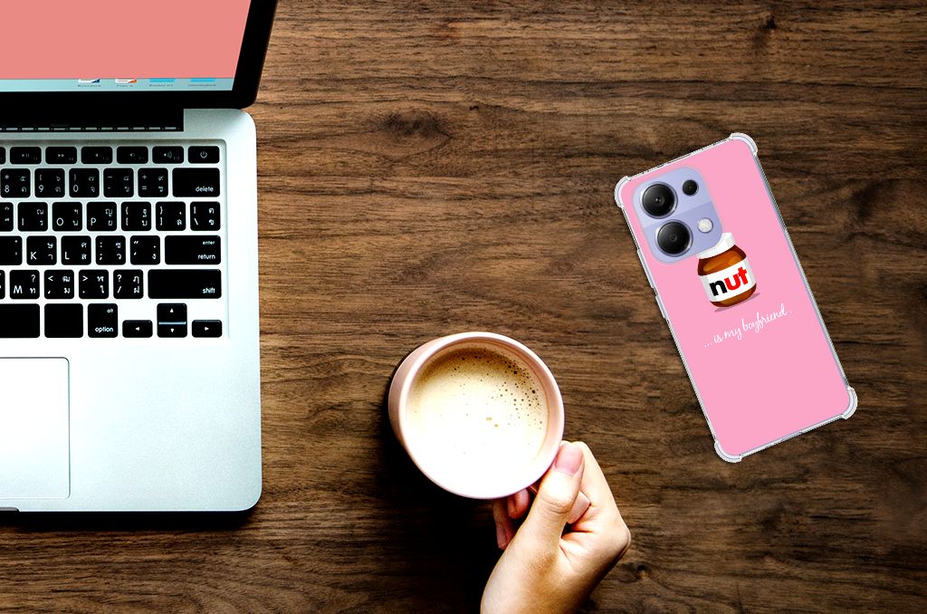 Xiaomi Redmi Note 13 4G Beschermhoes Nut Boyfriend aanzicht met laptop en koffie