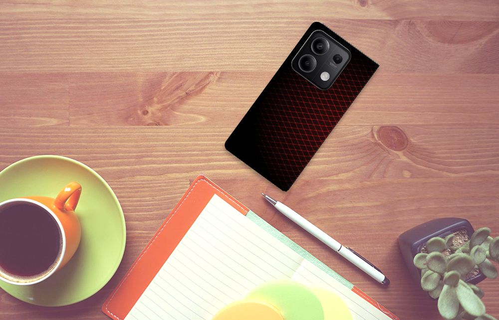 Xiaomi Redmi Note 13 5G Hoesje met Magneet Geruit Rood op een bureau met koffie, notitieboek en pen.