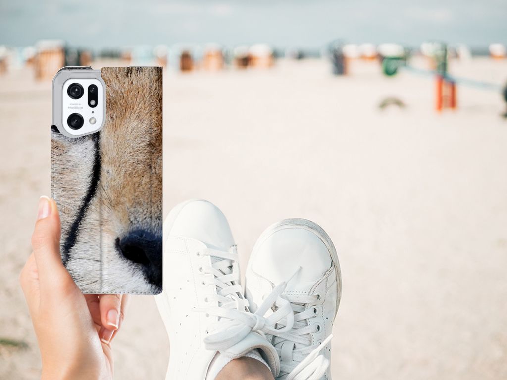 OPPO Find X5 Pro Hoesje maken Cheetah met close-up van een jachtluipaard op een strand achtergrond.