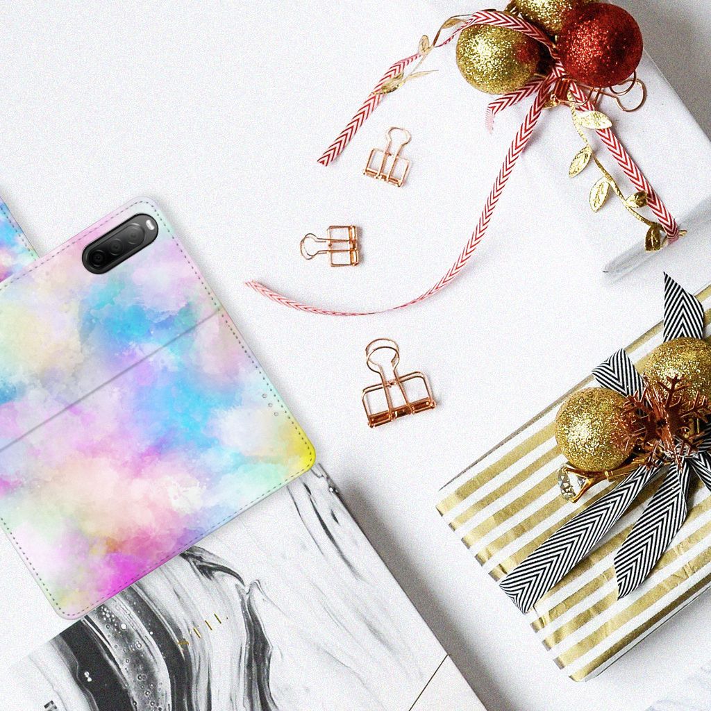 Hoesje Sony Xperia 10 IV Watercolor Light met pastelkleuren op een tafel met cadeau's en decoraties.