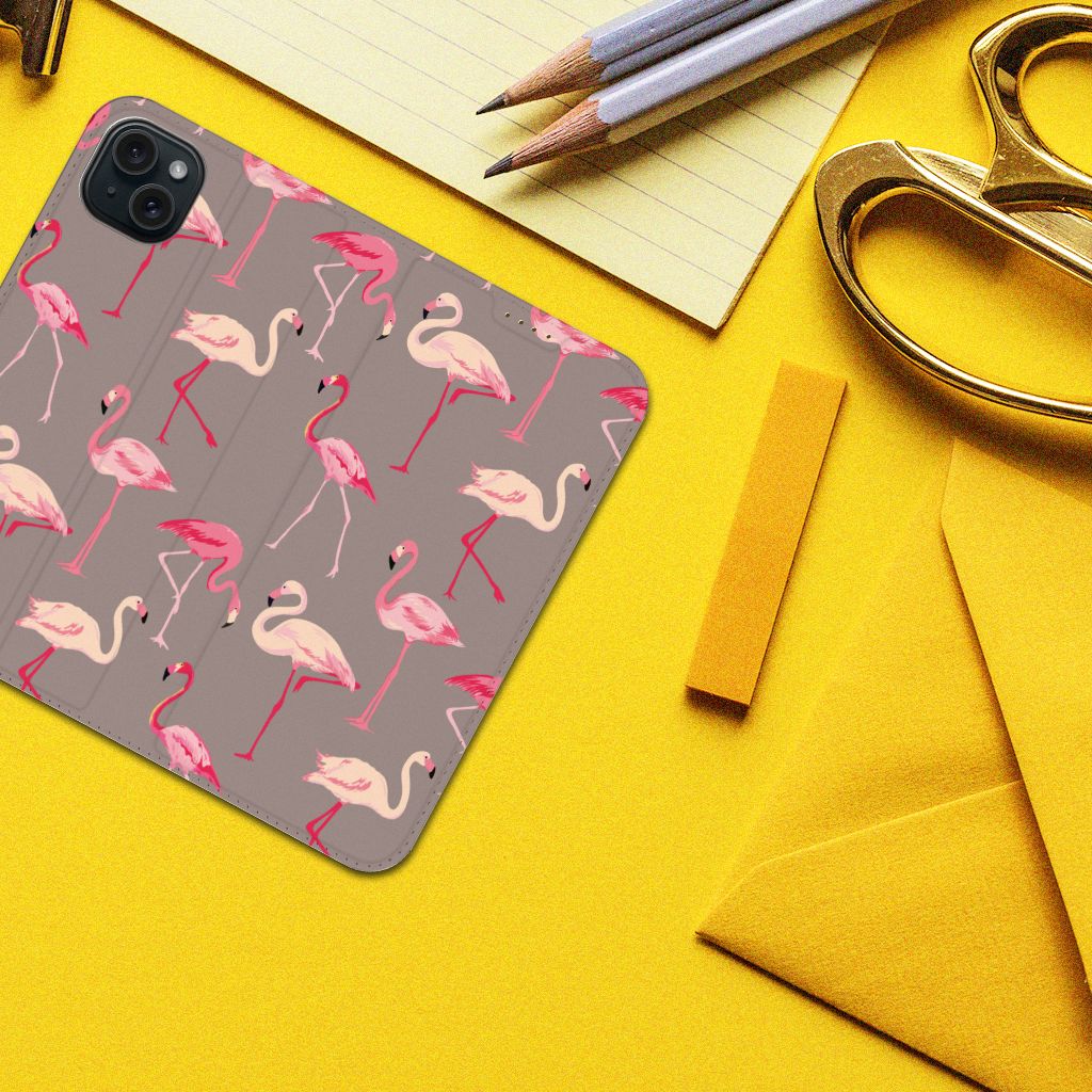 iPhone 15 Plus Hoesje maken Flamingo met rode flamingo's op een grijze achtergrond. đ´