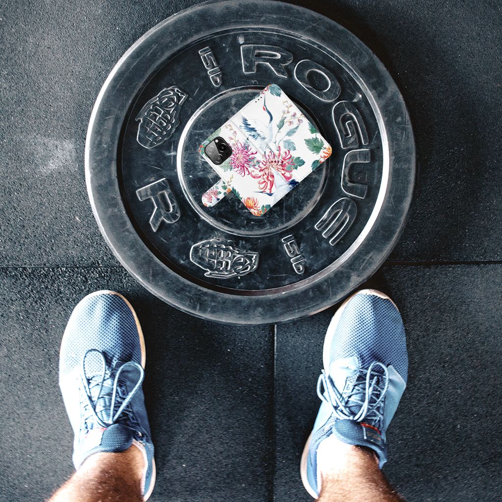 iPhone 13 Pro Telefoonhoesje met Pasjes Bird Flowers op gewichtsschijf, kleurrijk design en sportieve schoenen.