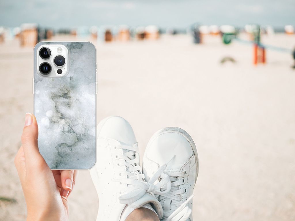 Hoesje maken iPhone 14 Pro Max Painting Grey op het strand met sneakers in beeld.