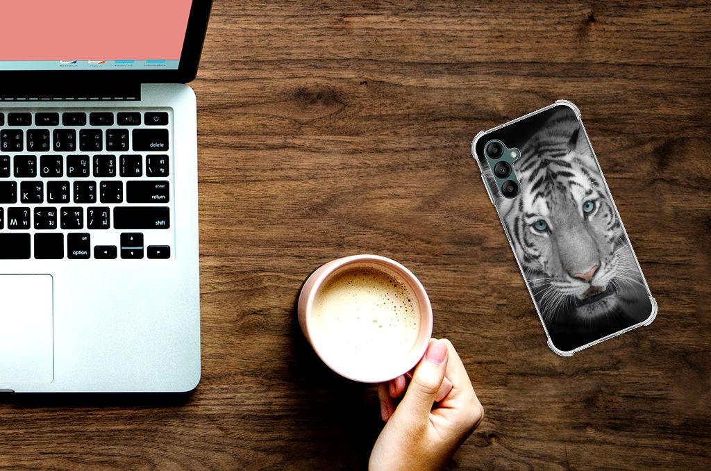 Samsung Galaxy A14 5G/4G Case Anti-shock Tijger naast een laptop en een kop koffie op een houten tafel.