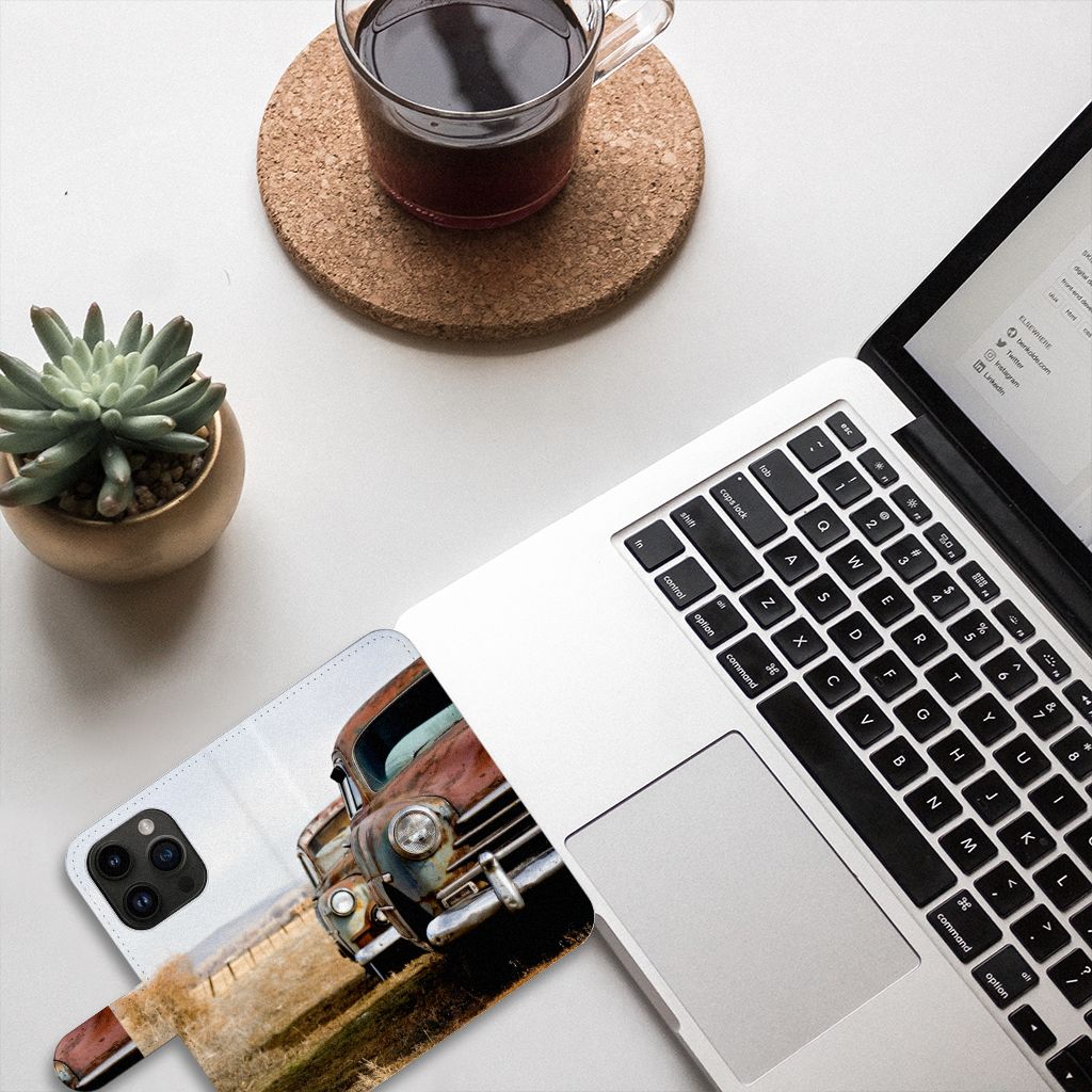 iPhone 15 Pro Telefoonhoesje met foto Vintage Auto naast laptop en koffie, perfect voor autoliefhebbers.