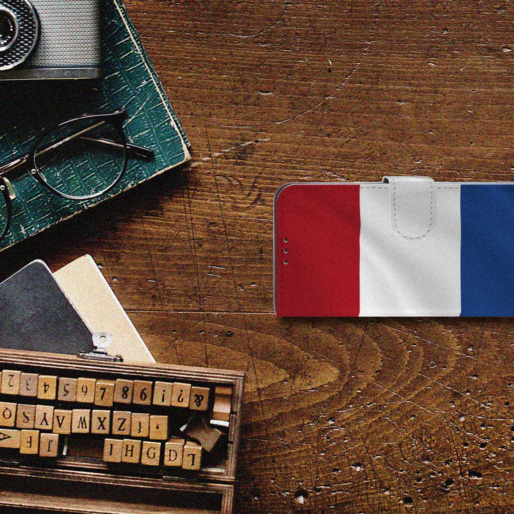 Xiaomi Mi A3 Bookstyle Case Nederlandse Vlag op een houten tafel met vintage accessoires.