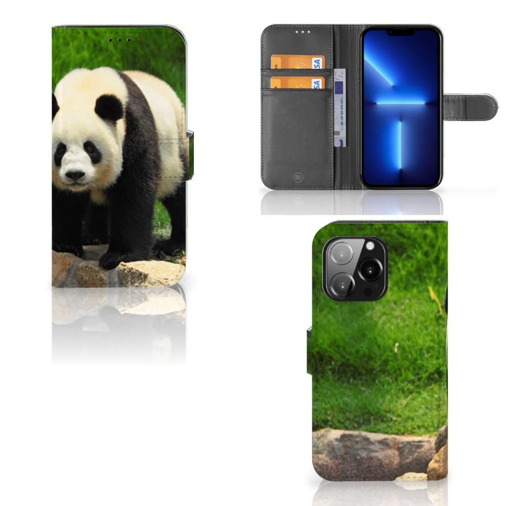 iPhone 13 Pro Telefoonhoesje met Pasjes Panda, met afbeelding van een panda en pasjeshouders.