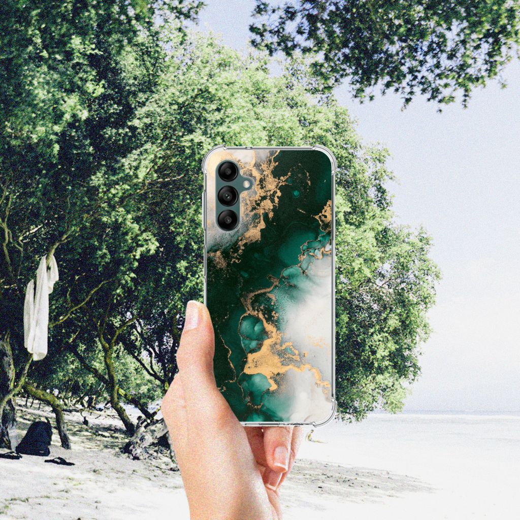 Anti-Shock Hoesje voor Samsung Galaxy A14 5G/4G Marmer Groen op een strand met bomen op de achtergrond.