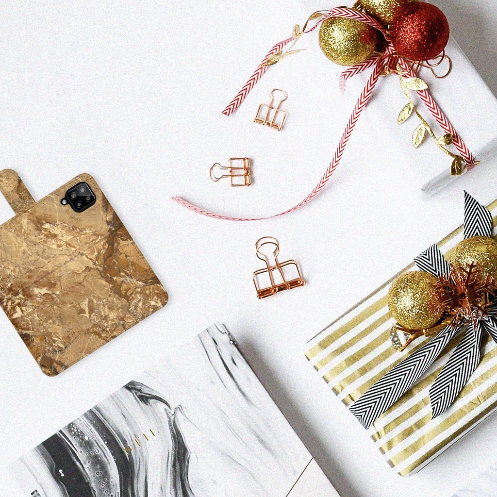 Samsung Galaxy A22 4G | M22 Bookcase Marmer Creme op een tafel met kerstversiering en geschenken.